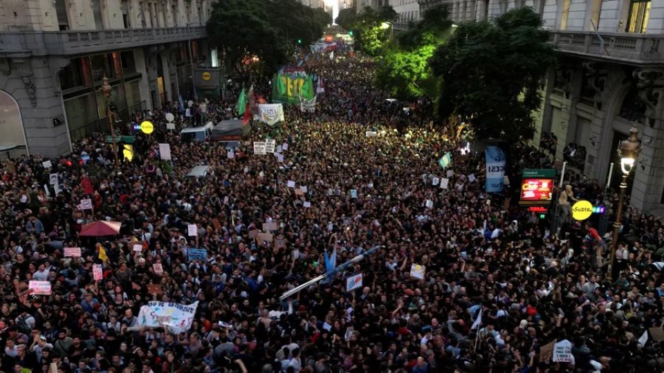 Protestas masivas en Argentina a favor de la educación pública — Corresponsales  — La Pecera | Azul 101.9