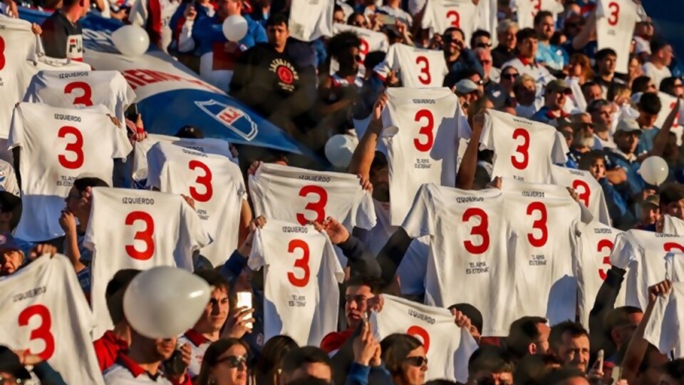 Los homenajes a Juan Izquierdo en la vuelta del fútbol uruguayo — Deportes — Primera Mañana | Azul 101.9