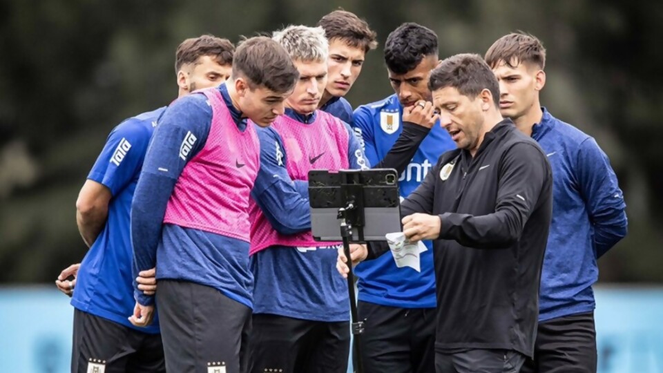 Uruguay comenzó los entrenamientos y habrá una reunión del plantel con Bielsa —  Deportes — Primera Mañana | Azul 101.9