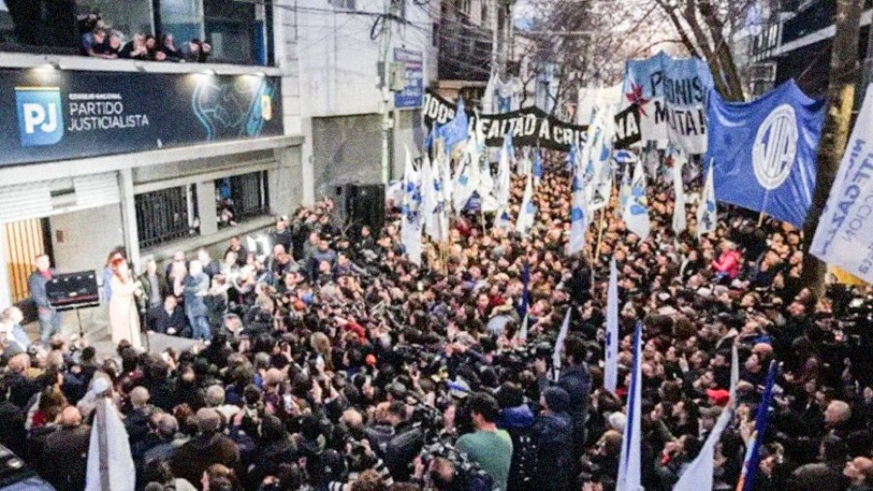 Maniestaciones en apoyo a CFK y en repudio a algunos medios — Corresponsales  — La Pecera | Azul 101.9