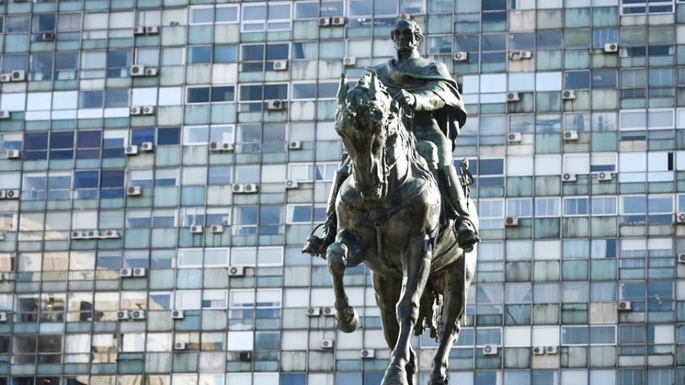 Saltombide homenajea a Artigas — Humor  — La Pecera | Azul 101.9
