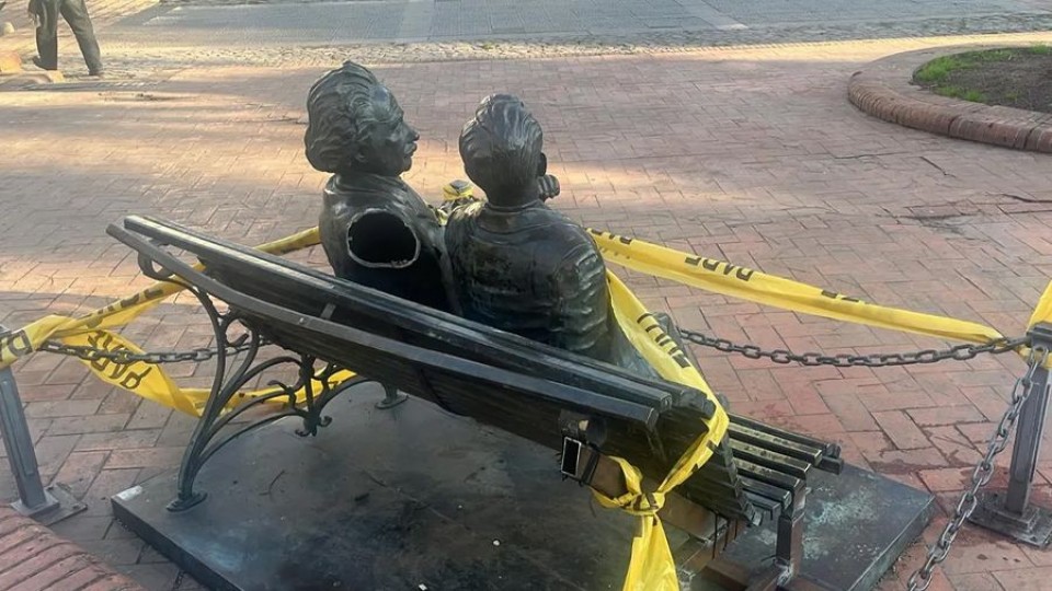 Saltombide sobre el robo del brazo del Einstein de Plaza de los Bomberos — Humor  — La Pecera | Azul 101.9