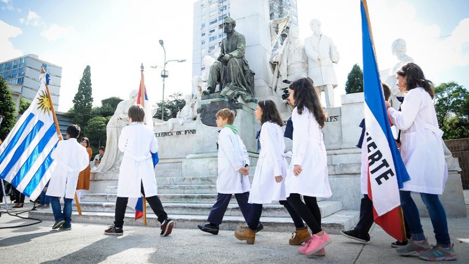Saltombide leyó mensajes ocultos en la marcha a “Mi Bandera” — Humor  — La Pecera | Azul 101.9