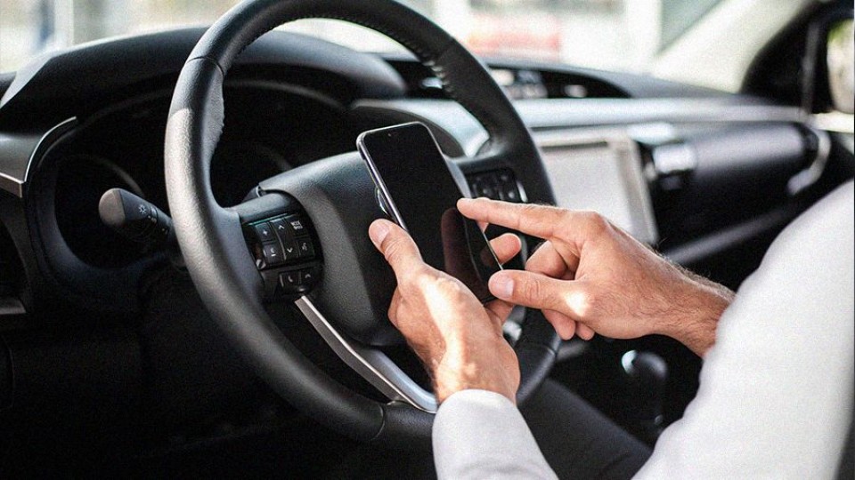 “Más de un millar de Uber truchos”: una red ilegal que opera vendiendo permisos y falsificando libretas — Informes  — La Pecera | Azul 101.9