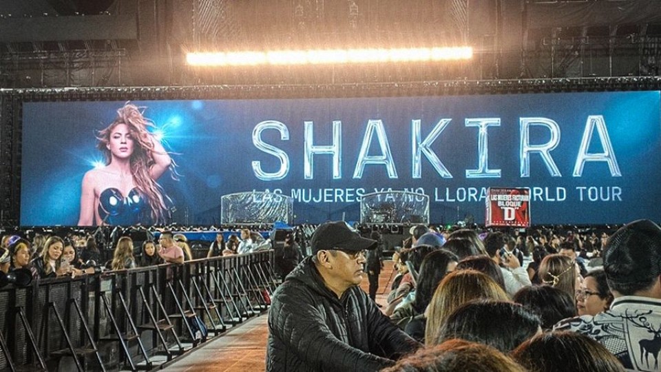 Saltombide ofreció entradas “mic an grik” para Shakira a precio doble — Humor  — La Pecera | Azul 101.9