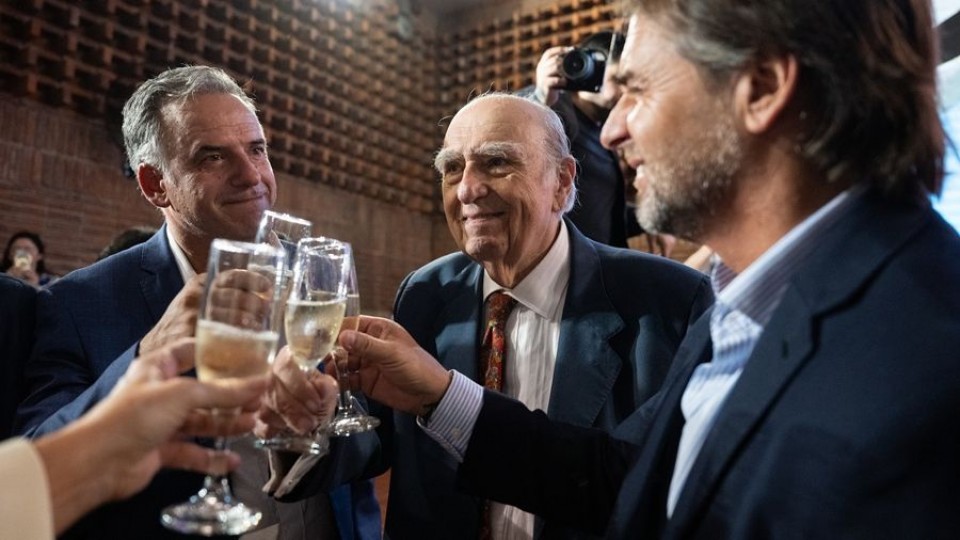 Tiburones, delfines y un año sin brindis político — Columnas — La Pecera | Azul 101.9