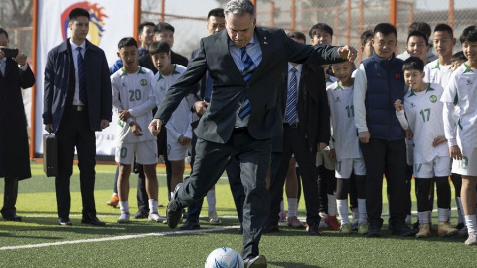 Volvió Saltombide: curros nuevos y mucha política internacional — Humor  — La Pecera | Azul 101.9