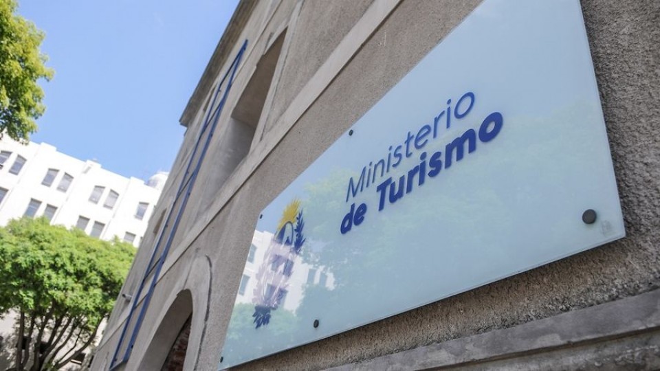 Se orinó en la camioneta tras negativa del Ministerio de Turismo para usar el baño — Informes  — La Pecera | Azul 101.9