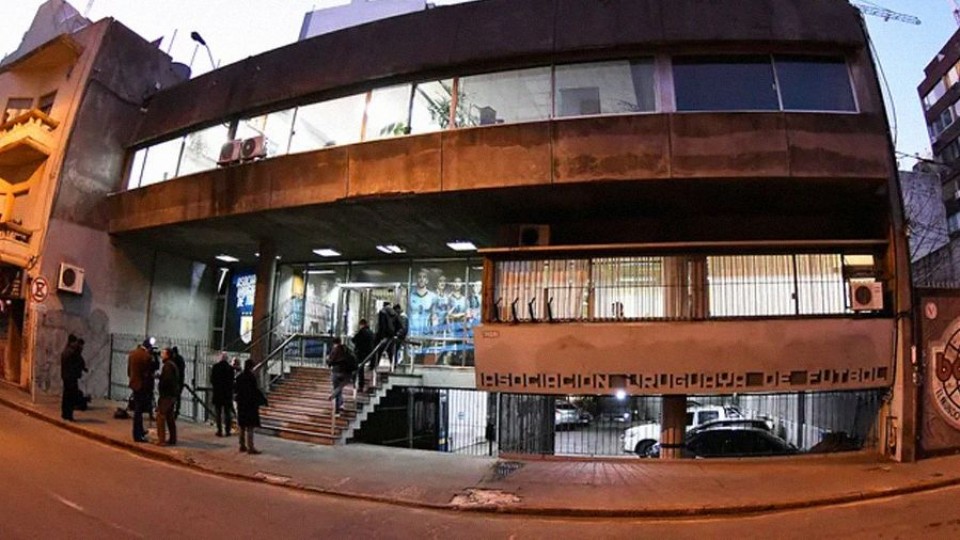 Humo blanco en la AUF: quedó sellado el nuevo contrato del fútbol uruguayo — Entrevistas  — La Pecera | Azul 101.9