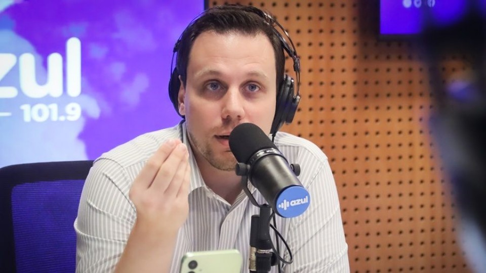 Pablo Londinsky reconstruyó la historia detrás de “El Loco de la Bandera” — Entrevistas  — La Pecera | Azul 101.9