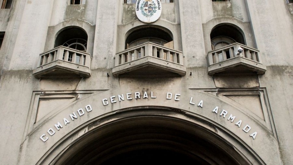 Ministra de Defensa incumple orden judicial para que una funcionaria lesbiana de la Armada pueda defenderse de acusaciones infundadas — Informes  — La Pecera | Azul 101.9