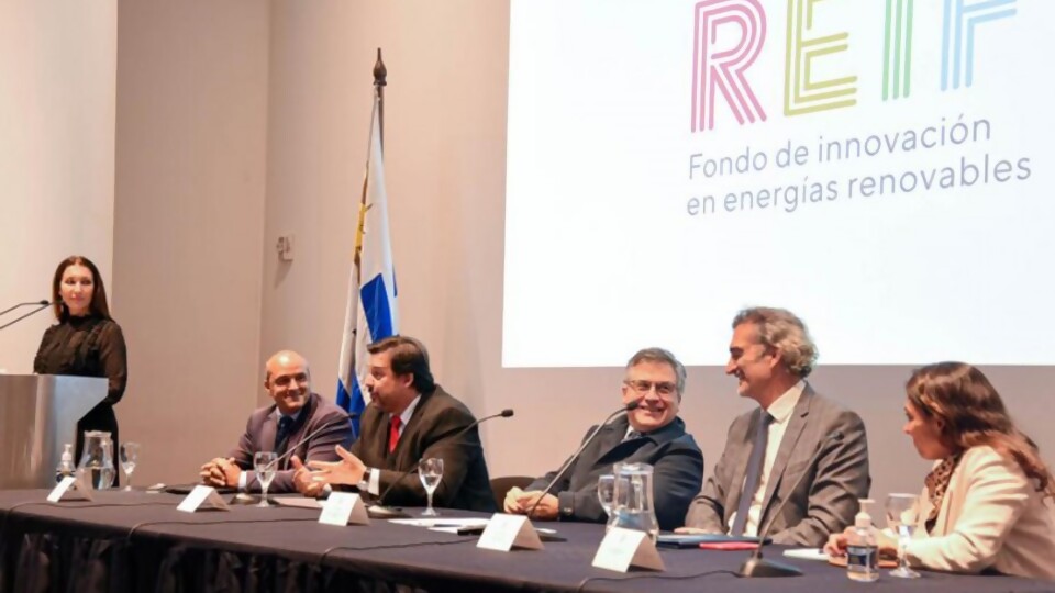 Cobas: “Hay días donde toda la energía que produce Uruguay sale de fuentes renovables” —  Entrevistas — Primera Mañana | Azul 101.9