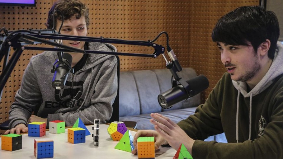 Rubik: los jóvenes uruguayos que baten récords con el cubo más famoso de la historia — Entrevista — 12 PM | Azul 101.9