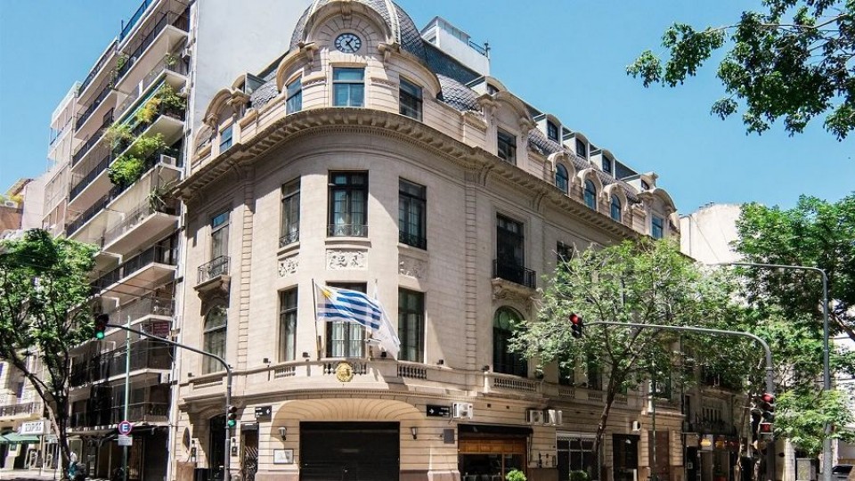 Funcionario de la Embajada de Uruguay en Argentina bajo la lupa — Actualidad — 12 PM | Azul 101.9