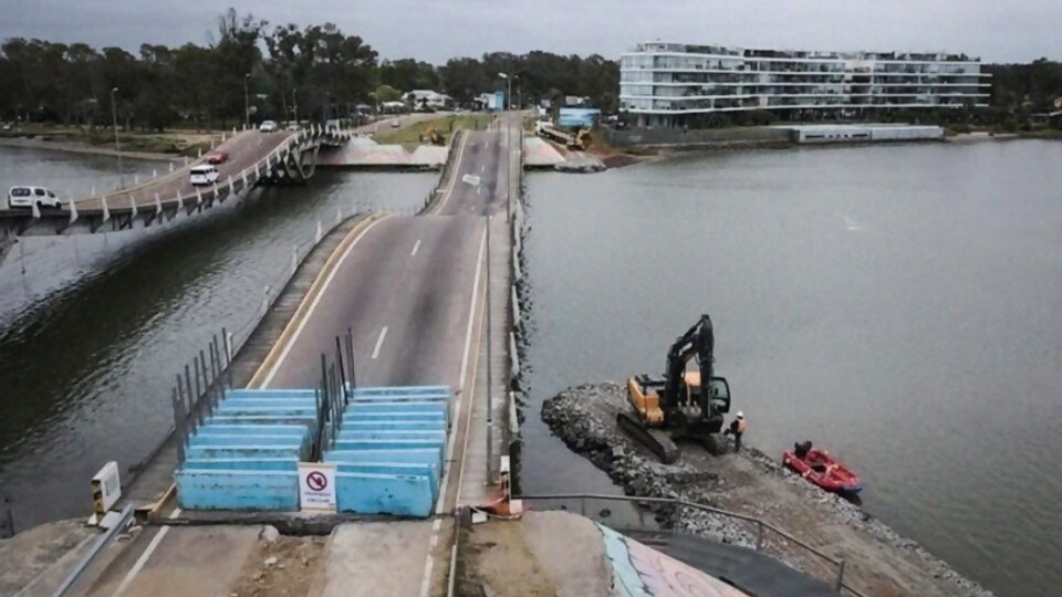 La Película: ¿Qué onda con el puente de La Barra? — Humor  — La Pecera | Azul 101.9