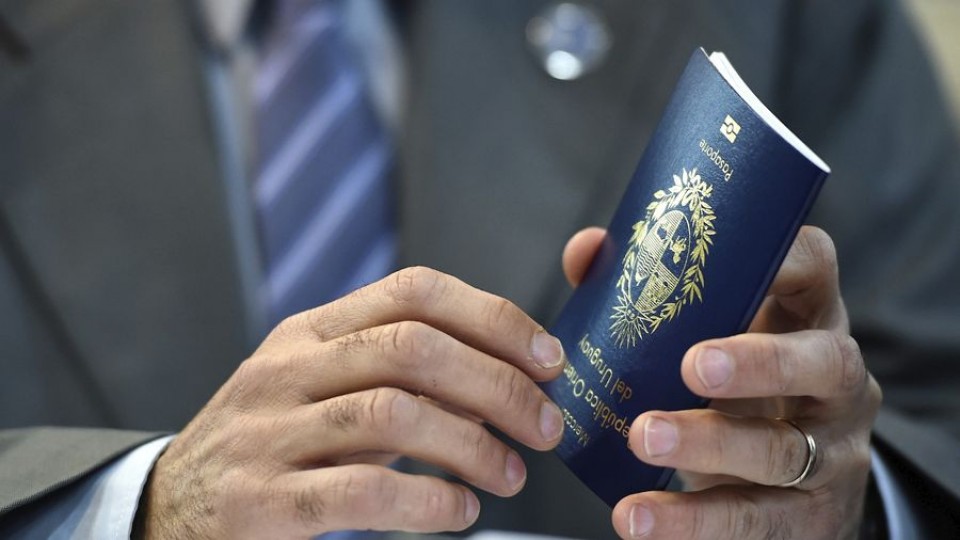 Renuncia empleada del Consulado de Uruguay en Moscú: era investigada por la causa de los pasaportes — Actualidad — 12 PM | Azul 101.9
