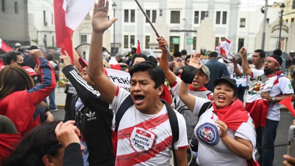 La violencia política toma las calles en Perú — Claudio Fantini — Primera Mañana | Azul 101.9