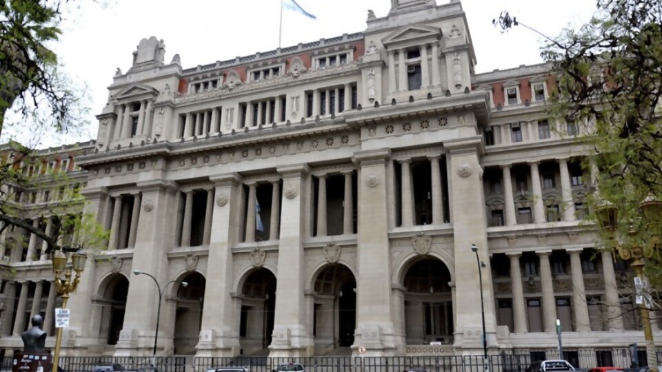 El conflicto entre la justicia y el Gobierno argentino suma un nuevo capítulo —  Claudio Fantini — Primera Mañana | Azul 101.9