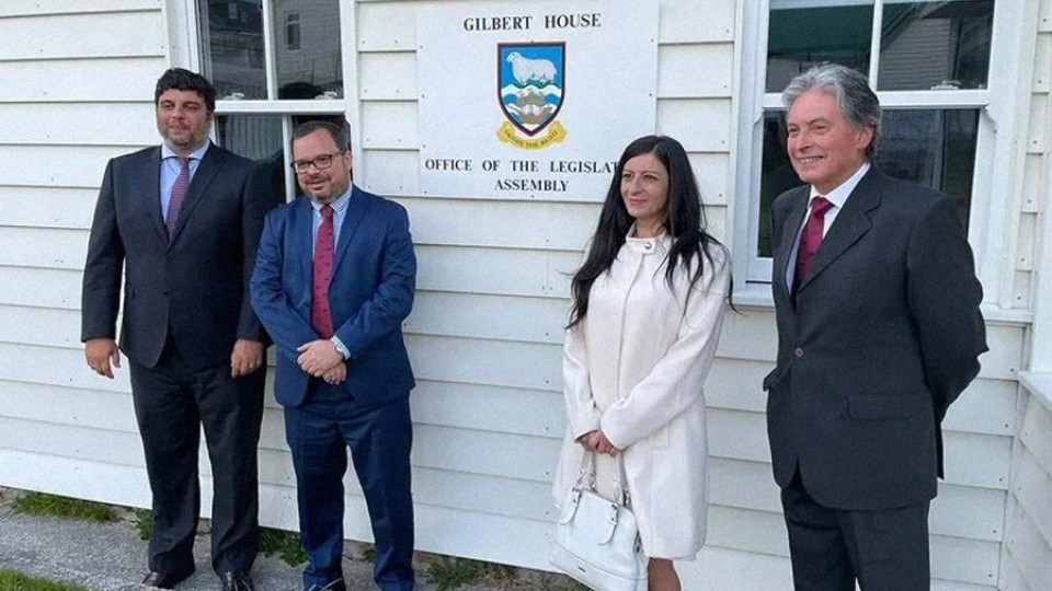 Polémica por la visita de cuatro legisladores a Malvinas — Actualidad — 12 PM | Azul 101.9