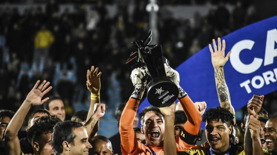 Peñarol festejó el Apertura y estiró su ventaja en la tabla —  Deportes — Primera Mañana | Azul 101.9