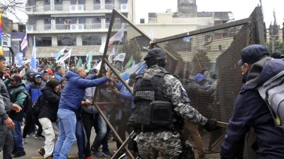 Caos en Jujuy: ¿protestas legítimas u operación política? — Columna Internacional — 12 PM | Azul 101.9