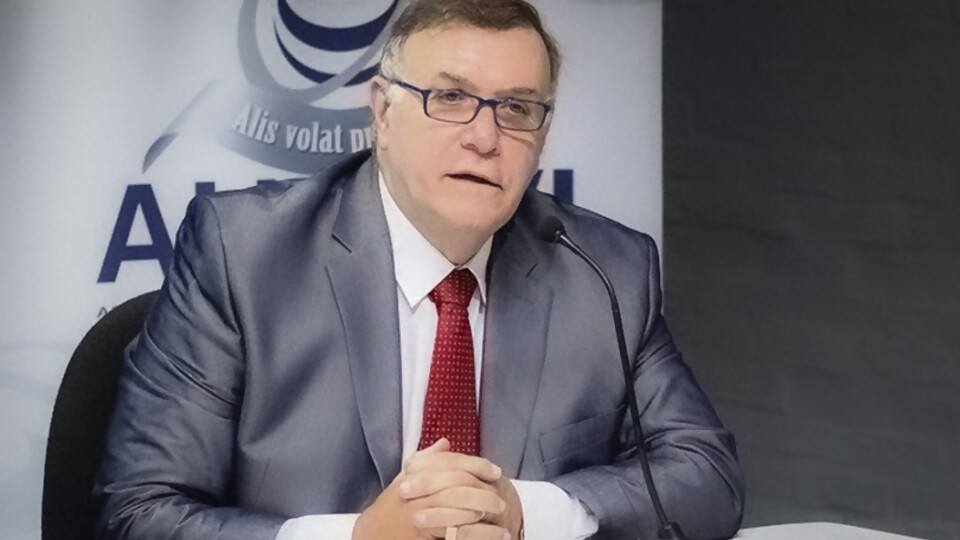 Pera: “En noviembre comenzará a operar una línea aérea dominicana 'ultra lowcost' con vuelos directos Montevideo-Santo Domingo” — Entrevistas — Primera Ma&ntilde;ana | Azul 101.9