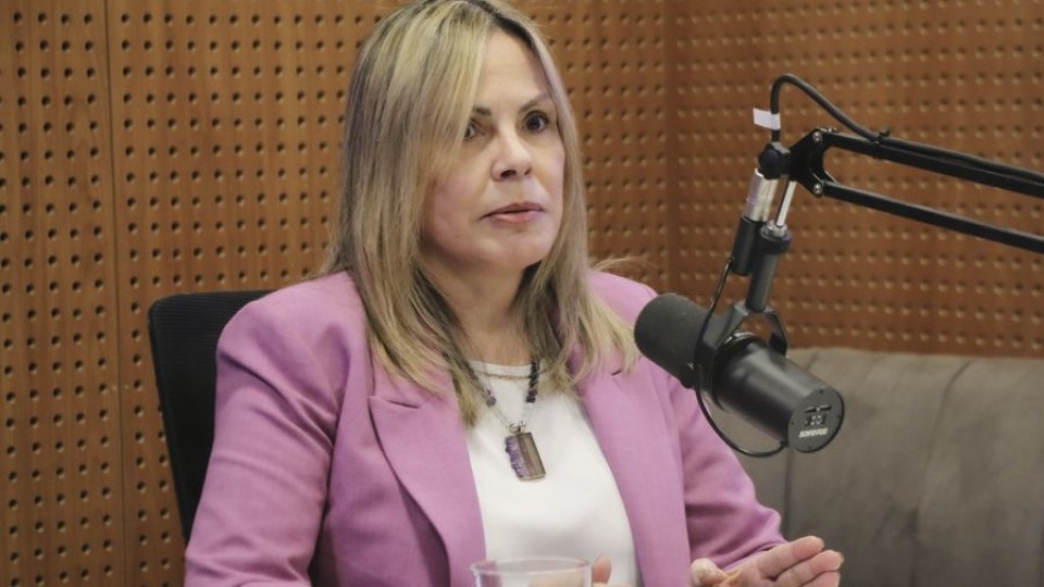 Dra. Gabriela Fossati: “Siendo blanca, molesté al presidente y a su entorno” — Entrevista — 12 PM | Azul 101.9