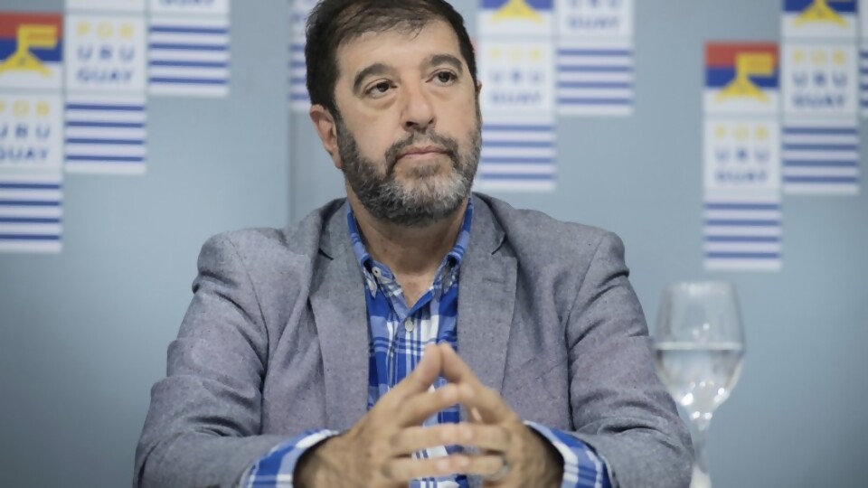  Pereira: “Me excedí en generalizar pero el Partido Nacional ha sido una máquina de pirotecnia en contra de mi persona y del Frente Amplio” —  Entrevistas — Primera Mañana | Azul 101.9