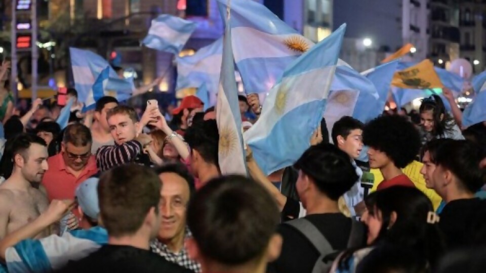 Milei resultó electo como presidente de la Argentina — Corresponsales  — La Pecera | Azul 101.9
