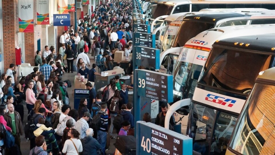 Saraví: “Mañana se estima que saldrán de la terminal de Tres Cruces cerca de 1200 ómnibus” —  Entrevistas — Primera Mañana | Azul 101.9